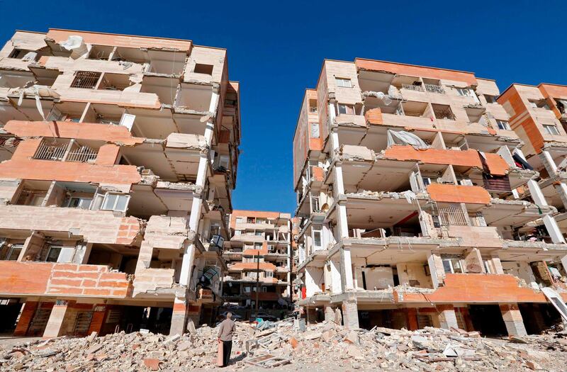 TOPSHOT - A picture taken on November 14, 2017 shows a view of the buildings left damaged by a 7.3-magnitude earthquake that struck two days before in the town of Sarpol-e Zahab in Iran's western Kermanshah province near the border with Iraq, leaving hundreds killed and thousands homeless. / AFP PHOTO / ATTA KENARE