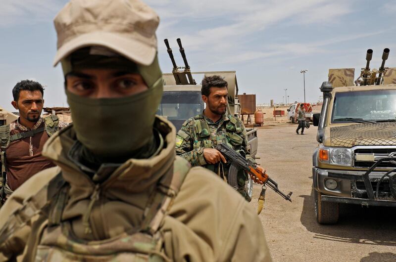 TOPSHOT - Members of the Syrian Democratic Forces (SDF) gather at the al-Tanak oil field as they prepare to relaunch a military campaign against the Islamic State (IS) group, near Abu Kamal, province of Deir Ezzor, eastern Syria on May 1, 2018. / AFP PHOTO / Delil souleiman