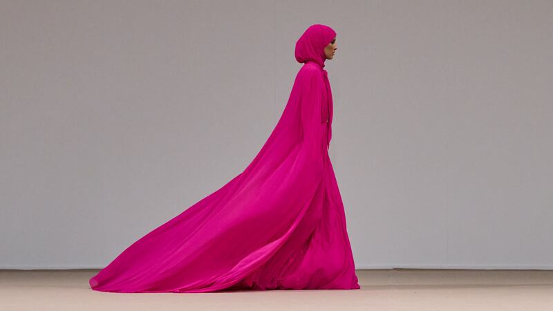 A dramatic pink look for Ramadan, by Riva x Nihan Peker, at Dubai Fashion Week. All photos: Dubai Fashion Week
