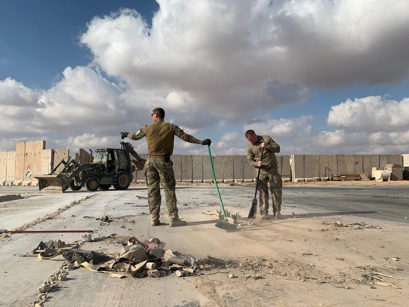 (FILES) A file picture taken on January 13, 2020 during a press tour organized by the US-led coalition fighting the remnants of the Islamic State group, shows US soldiers clearing rubble at Ain al-Asad military airbase in the western Iraqi province of Anbar. Nearly three dozen US troops suffered traumatic brain injuries or concussion in the recent Iranian air strike on a military base in Iraq housing American personnel, the Pentagon said on January 24, 2020. "Thirty-four total members have been diagonosed with concussions and TBI (traumatic brain injury)," Pentagon spokesman Jonathan Hoffman told reporters. / AFP / Ayman HENNA
