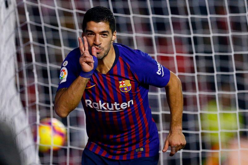 TOPSHOT - Barcelona's Uruguayan forward Luis Suarez celebrates after scoring a goal during the Spanish league football match between Rayo Vallecano de Madrid and FC Barcelona at the Vallecas stadium in Madrid on November 3, 2018. / AFP / BENJAMIN CREMEL
