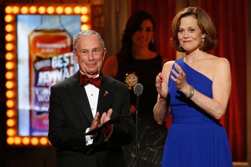 New York City Mayor Michael Bloomberg (L) and actress Sigourney Weaver present during the American Theatre Wing's annual Tony Awards in New York June 9, 2013. REUTERS/Lucas Jackson (UNITED STATES - Tags: ENTERTAINMENT POLITICS) (TONYS-SHOW) *** Local Caption ***  AAL157_STAGE-TONYAW_0610_11.JPG