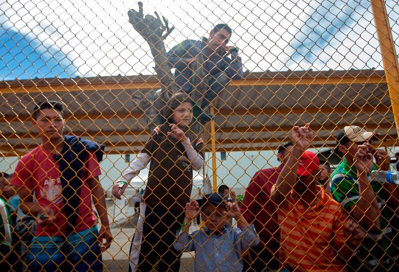 Central American migrants remain at a warehouse used as shelter in Piedras Negras, Coahuila, Mexico, in teh border with the US on February 14, 2019.  Around 1,700 migrants traveling in caravan reached the US-Mexican border last week. / AFP / Julio Cesar AGUILAR
