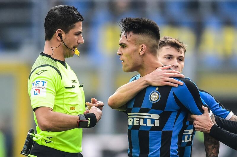 Inter Milan's Argentinian forward Lautaro Martinez (C) argues with Italian referee Gianluca Manganiello before receiving a red card during the Italian Serie A football match Inter Milan vs Cagliari on January 26, 2020 at the San Siro stadium in Milan. / AFP / Miguel MEDINA
