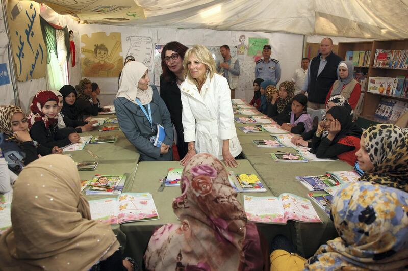 The wife of US vice president, Jill Biden (C) meets Syrian refugee children on March 10, 2016 at the Zaatari refugee camp, located close to the northern Jordanian city of Mafraq near the border with Syria. - US Vice President Joe Biden and his wife Jill Biden, visit Jordan, a key ally in the fight against the Islamic State jihadist group, on the latest leg of a Middle East tour. (Photo by AHMAD ABDO / AFP)