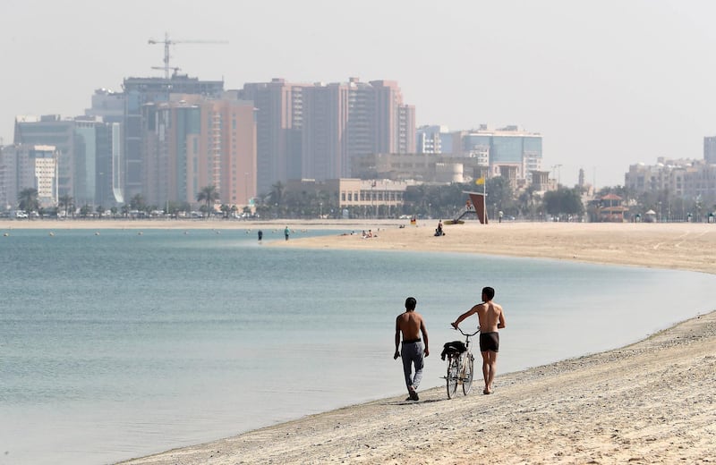 DUBAI , UNITED ARAB EMIRATES , MARCH 9  – 2018 :- People enjoying their holiday at the Mamzar beach in Dubai. ( Pawan Singh / The National ) For Standalone