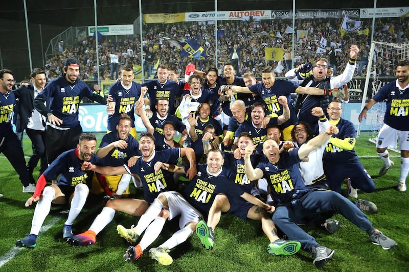 epa06748313 Parma's players celebrate the promotion at the Serie A at the end of the Italian Serie B soccer match Spezia vs Parma in La Spezia, Italy, 18 May 2018.  EPA/SIMONE ARVEDA