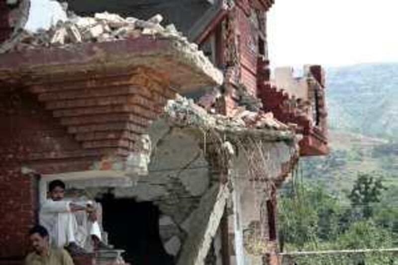 epa01819240 Local residents with their damaged property as they return to their village in Kanju Swat region after Pakistani Army cleared the area of Taliban militants, following two months of intense fighting, on 09 August 2009. Although large parts of Swat valley, a former tourist destination, have been cleared of the militants, most of the Taliban leaders are believed to have gone into hiding in its remote mountain areas and nearby districts.  EPA/RASHID IQBAL *** Local Caption *** 00000401819240