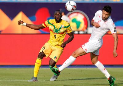 Mali's forward Moussa Marega (L) crosses the ball as he is closed down by Tunisia's defender Oussema Haddadi during the 2019 Africa Cup of Nations (CAN) Group E football match between Tunisia and Mali at the Suez Stadium on June 28, 2019.  / AFP / FADEL SENNA

