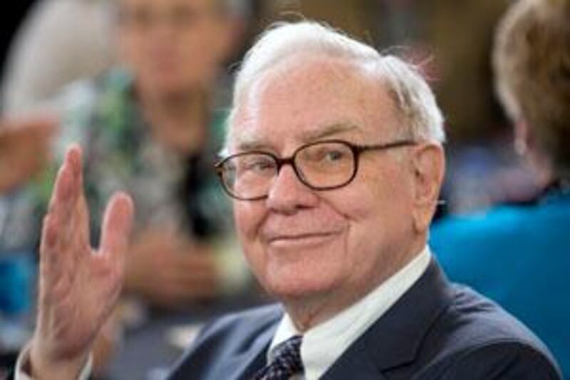 Warren Buffett, chairman of Berkshire Hathaway Inc., gestures towards attendees taking his photo as part of the Berkshire Hathaway annual shareholder meeting weekend in Omaha, Nebraska, U.S., on Sunday, May 3, 2009. Buffett said all four candidates to replace him as chief investment officer of Berkshire Hathaway failed to beat the 38 percent decline of the Standard & Poor’s 500 Index last year. Photographer: Andrew Harrer/Bloomberg News