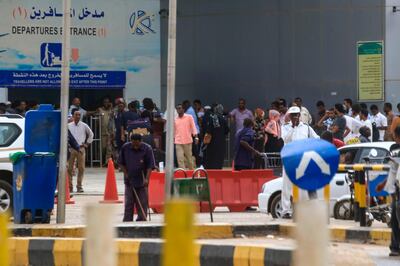 Passengers wait outside the departure terminal at Khartoum airport on May 28, 2019 as aviation professionals take part in a two-day national strike to step up pressure on the ruling military council. Hundreds of passengers at Khartoum airport and the Sudanese capital's main bus terminal were stranded Tuesday as protesters began a two-day national strike to pile pressure on the military to hand power to a civilian administration. / AFP / ASHRAF SHAZLY
