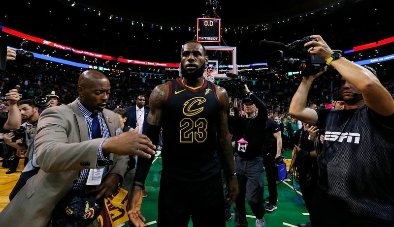 epa06768019 Cleveland Cavaliers forward LeBron James walks on the court after the Cleveland Cavaliers defeated the Boston Celtics in game seven of the Eastern Conference Finals at the TD Garden in Boston, Massachusetts, USA 27 May 2018. The Cleveland Cavaliers will go on to face the Western Conference Champions in the NBA Finals.  EPA/CJ GUNTHER  SHUTTERSTOCK OUT