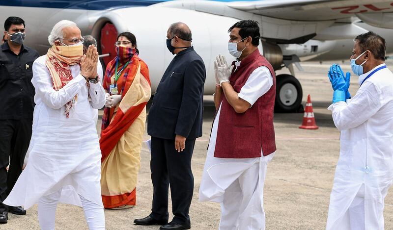 In this handout photograph taken on May 22, 2020 and released by the Indian Press Information Bureau (PIB), India's Prime Minister Narendra Modi (2L) gestures as he arrives to evaluate the situation after the landfall of cyclone Amphan, in Kolkata. RESTRICTED TO EDITORIAL USE - MANDATORY CREDIT "AFP PHOTO / Indian Press Information Bureau" - NO MARKETING - NO ADVERTISING CAMPAIGNS - DISTRIBUTED AS A SERVICE TO CLIENTS
 / AFP / PIB / Handout / RESTRICTED TO EDITORIAL USE - MANDATORY CREDIT "AFP PHOTO / Indian Press Information Bureau" - NO MARKETING - NO ADVERTISING CAMPAIGNS - DISTRIBUTED AS A SERVICE TO CLIENTS
