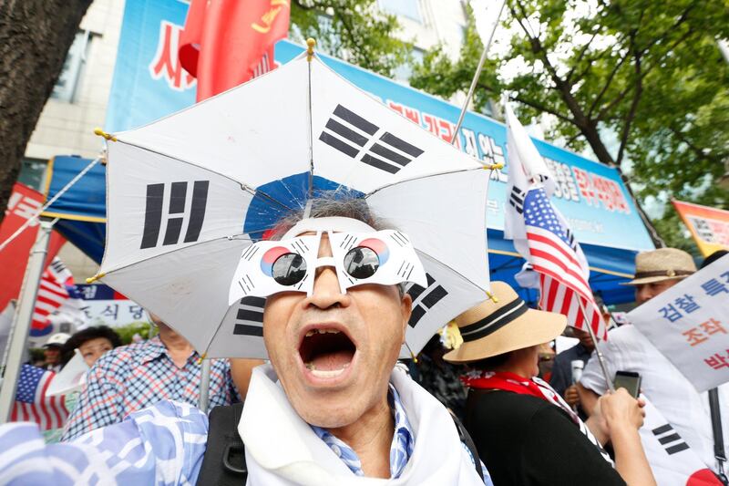 epa06161445 Supporters of South Korea's ousted president Park Geun-Hye as they gather to support of Samsung heir Lee Jae-Yong, react in front of the Seoul Central District Court in Seoul, South Korea, 25 August 2017. Samsung heir Lee Jae-Yong was handed down 5 years jail sentence while prosecutors sought a 12-year in prison. Lee, de facto chief of South Korean conglomerate, faces five charges connecting the bribery scandal involving ousted former President Park Geun-hye and her confidant Choi Soon-sil. The verdict affects the business of Samsung, which has launched new Galaxy Note 8 smartphone to wipe out the misery of exploding Note 7 last year.  EPA/JEON HEON-KYUN