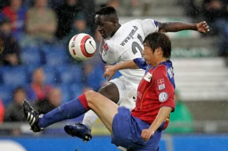 FC Zurich's Alhassane Keita who scored the first goal, vies with Koji Kakata during the last day of the 2005-2006 Swiss Super League season, 13 May 2006, in Basel. AFP PHOTO FABRICE COFFRINI