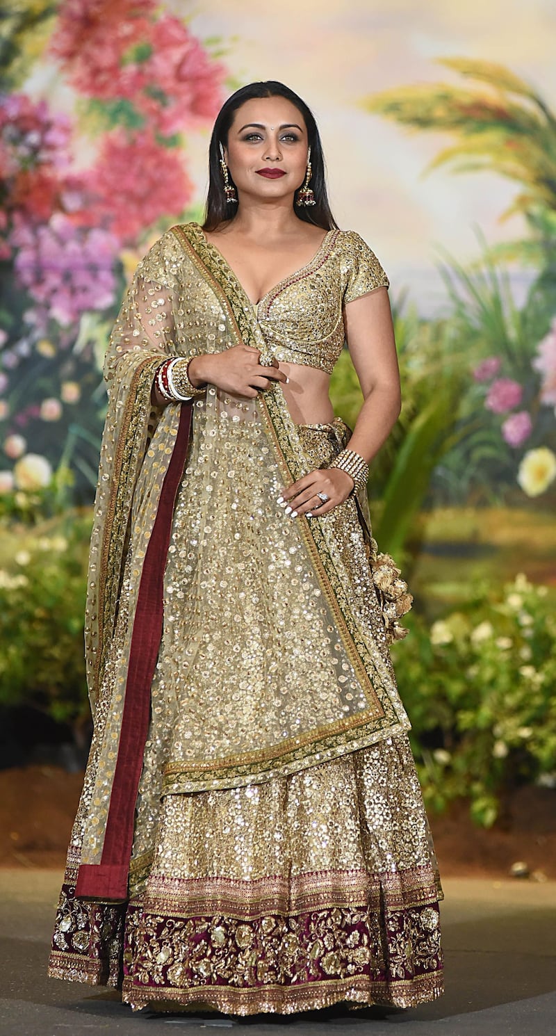 Indian Bollywood actress Rani Mukharjee poses for a picture during the wedding reception of actress Sonam Kapoor and businessman Anand Ahuja in Mumbai late on May 8, 2018. / AFP PHOTO / Sujit Jaiswal