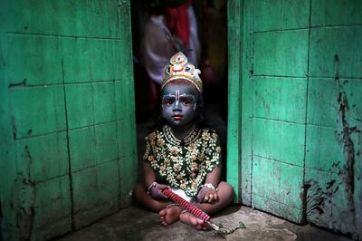 A child sits on a doorstep, dressed as Lord Krishna during Janmashtami festival, which marks the birth anniversary of Lord Krishna in Dhaka, Bangladesh, September 2, 2018. REUTERS/Mohammad Ponir Hossain      TPX IMAGES OF THE DAY