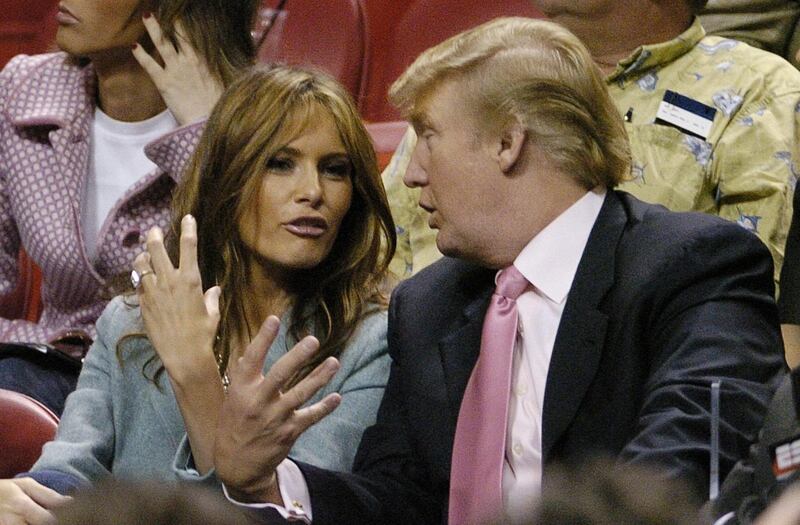 epa000331773 US businessman Donald Trump (R) chats with his fiancee Melania Knauss (L) during a Miami Heat Miami Heat against the Denver Nuggets game at the American Airlines Arena in Miami, Florida Friday 17 December 2004. The Heat defeated the Nuggets 107-100.  EPA/RHONA WISE
