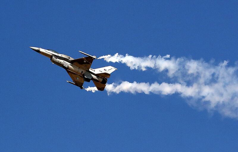 DUBAI , UNITED ARAB EMIRATES , NOV 15   – 2017 :- F 16 UAE during the flying display at the Dubai Airshow 2017 held in Dubai. (Pawan Singh / The National) Story by Sarah Townsend