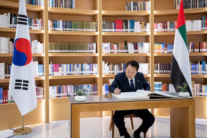 Mr Yoon signs the guest book