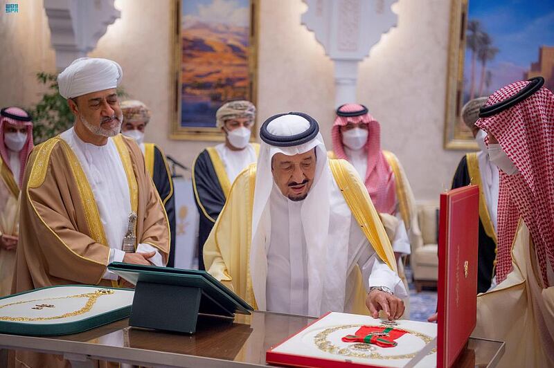 King Salman presents the necklace of King Abdulaziz to the Sultan of Oman.