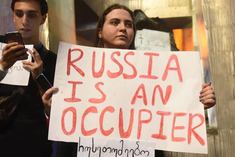 People rally outside the parliament in Tbilisi on June 20, 2019. Georgian police used tear gas to disperse thousands of protesters attempting to storm the country's parliament on June 20, 2019 after a Russian lawmaker controversially addressed the assembly from the speaker's seat, causing uproar in Tbilisi.  / AFP / Vano SHLAMOV
