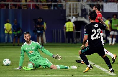epa06132676 Isco (R) of Real Madrid scores the 2-0 against David de Gea (L) of Manchester United during the UEFA Super Cup Final Real Madrid vs Manchester United at the Philip II Arena in Skopje, the Former Yugoslav Republic of Macedonia on 08 August 2017.  EPA/VASSIL DONEV