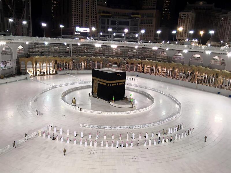 A small group of worshippers pray at Kaaba in the Grand Mosque while practicing social distancing, following the outbreak of the coronavirus disease (COVID-19), during the holy month of Ramadan, in the holy city of Mecca, Saudi Arabia May 4, 2020. Saudi Press Agency/Handout via REUTERS ATTENTION EDITORS - THIS PICTURE WAS PROVIDED BY A THIRD PARTY.