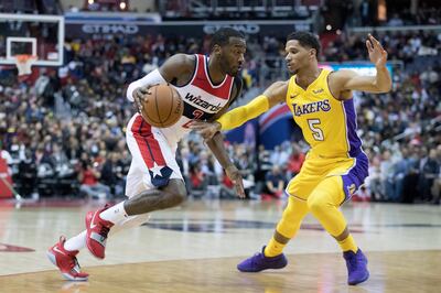 epa06319342 Washington Wizards guard John Wall (L) dribbles the ball beside Los Angeles Lakers guard Josh Hart (R) during the second half of the NBA game between the Los Angeles Lakers and the Washington Wizards at Capitol One Arena in Washington, DC, USA, 09 November 2017.  EPA/MICHAEL REYNOLDS
