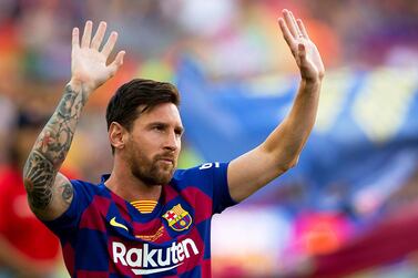 epa07756855 FC Barcelona's Argentinian forward Lionel Messi greets fans prior to the Joan Gamper Trophy soccer match between FC Barcelona and Arsenal FC at Camp Nou in Barcelona, Spain, 04 August 2019. EPA/ANDREU DALMAU