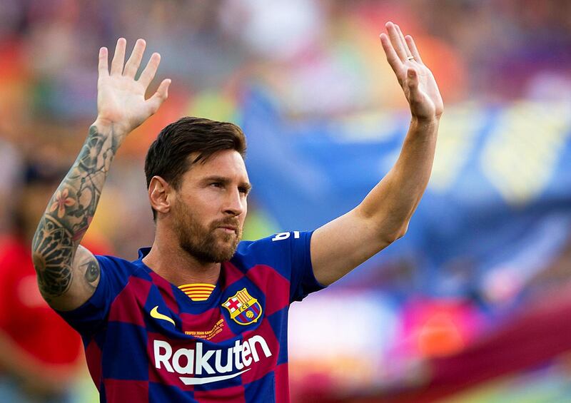 epa07756855 FC Barcelona's Argentinian forward Lionel Messi greets fans prior to the Joan Gamper Trophy soccer match between FC Barcelona and Arsenal FC at Camp Nou in Barcelona, Spain, 04 August 2019.  EPA/ANDREU DALMAU