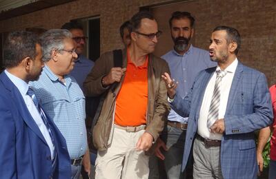 Retired Dutch General Patrick Cammaert (C), who is leading a joint committee, which includes both government and rebel representatives, tasked with overseeing a truce in the Red Sea port city and the withdrawal of both parties, speaks with an official in the port city of Hodeidah on January 13, 2019. Yemeni rebels on January 13, 2019, boycotted a meeting chaired by the head of a UN-led ceasefire monitoring team in the flashpoint city of Hodeida, accusing him of pursuing "other agendas".  / AFP / -
