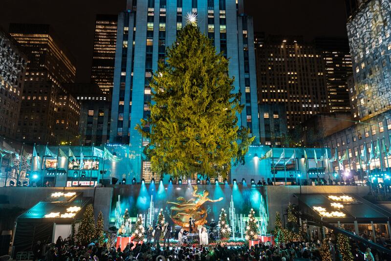 David Foster and Katharine McPhee perform during lighting of The Rockefeller Center Christmas Tree in New York City, U. S. , November 30, 2022.   REUTERS / Jeenah Moon