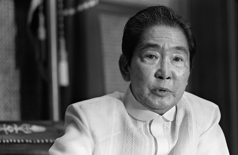 Philippine President Ferdinand Marcos is interviewed, 11 march 1985, by Georges Biannic, Agence France Presse regional director for Asia and the Pacific, at Malacanang Palace in Manila. (Photo by ROMEO GACAD / AFP)