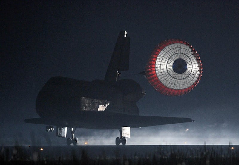 The space shuttle Atlantis lands in the pre-dawn hours on July 21, 2011 at Kennedy Space Center in Florida, ending its 13-day mission. Atlantis touched down for a final time Thursday, ending its last mission to the International Space Station and bringing down the curtain on NASA's 30-year space shuttle program. The shuttle and its four-member US crew landed safely at Kennedy Space Center at 5:56 am (0956 GMT), closing an era of human space exploration for the United States and leaving Russia as the world's only taxi to the ISS.    AFP PHOTO/Stan HONDA
 *** Local Caption ***  463172-01-08.jpg