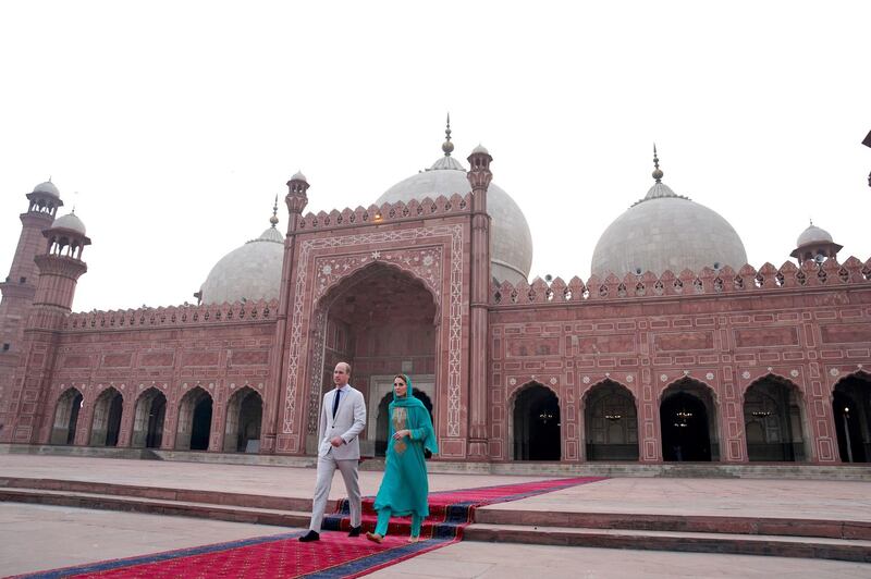 Britain's Prince William, Duke of Cambridge (L) and Catherine, Duchess of Cambridge visit Badshahi Mosque in Lahore, Pakistan, 17 October 2019. The royal couple is on an official five-day visit to Pakistan.  Photo: EPA