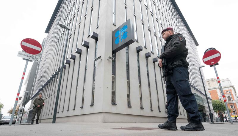 Austrian policemen guard entrance to the Organization of the Petroleum Exporting Countries (OPEC) headquarters in Vienna, on September 22, 2017. / AFP PHOTO / JOE KLAMAR