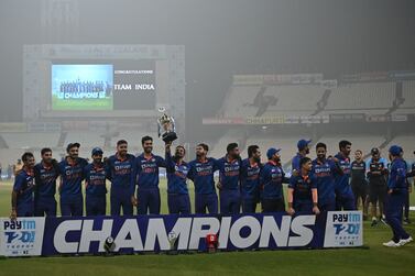 India's cricketers pose with the Paytm T20 trophy after winning the third Twenty20 International cricket match between India and New Zealand at the Eden Gardens in Kolkata on November 21, 2021.  (Photo by DIBYANGSHU SARKAR  /  AFP)  /  ----IMAGE RESTRICTED TO EDITORIAL USE - STRICTLY NO COMMERCIAL USE-----