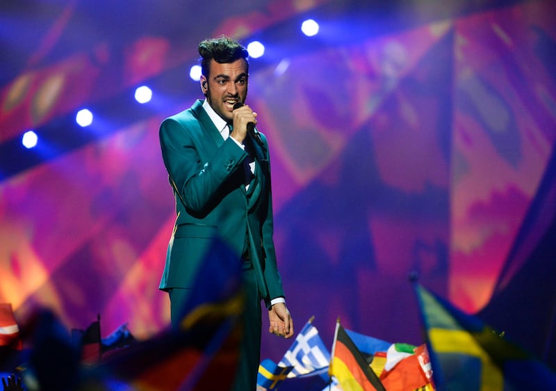 epa03706826 Italy's Marco Mengoni performs the song 'Lessenziale' during the Grand Final of the 58th annual Eurovision Song Contest at the Malmo Arena, in Malmo, Sweden, 18 May 2013. Twenty-six finalists are competing in the grand final.  EPA/JESSICA GOW SWEDEN OUT *** Local Caption ***  03706826.jpg