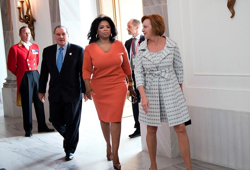 epa01882323 US TV personality Oprah Winfrey (L) and US Ambassador in Denmark, Laurie S. Fulton (R) arrive at Amalienborg Castle Thursday October 1, 2009. The Danish royal couple host the Olympic support VIP guests for lunch today. The International Olympic Committee (IOC) will vote on the destiny of the 2016 Summer Olympic Games on October 2, 2009 in Copenhagen after a final round battle between Chicago, Madrid, Tokyo and Rio de Janeiro.  EPA/Keld Navntoft DENMARK OUT