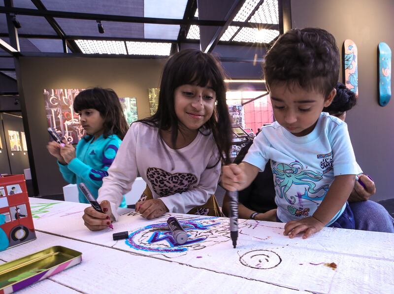 Children painting at the multimedia area 