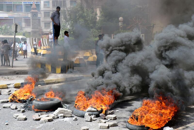 Protesters block a street with burning tires after the Yemeni Riyal has severely plunged against foreign currencies, in Aden, Yemen September 2, 2018. REUTERS/Fawaz Salman      TPX IMAGES OF THE DAY - RC1335AA8080