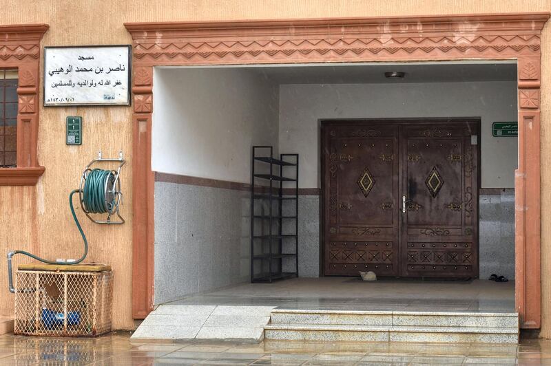 A mosque is closed in a bid to slow the spread of COVID-19 in the Saudi capital Riyadh on April 13, 2020, ahead of the holy Muslim fasting month of Ramadan. - From cancelled iftar feasts to suspended mosque prayers, Muslims across the Middle East are bracing for a bleak month of Ramadan fasting as the threat of the COVID-19 pandemic lingers. Ramadan is a period for both self reflection and socialising. Believers fast from dawn to dusk and then gather around a family or community meal each evening of Islam's holiest month, which begins later this week and ends with Eid al-Fitr festivities. (Photo by FAYEZ NURELDINE / AFP)