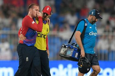England's Jason Roy (L) walks off the field after a injury during the ICC men’s Twenty20 World Cup cricket match between England and South Africa at the Sharjah Cricket Stadium in Sharjah on November 6, 2021.  (Photo by Aamir QURESHI  /  AFP)