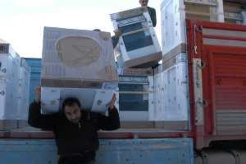 State distribute kitchen ware in Tunceli before elections.                                 *** Local Caption ***  beyaz e?ya (9).JPG