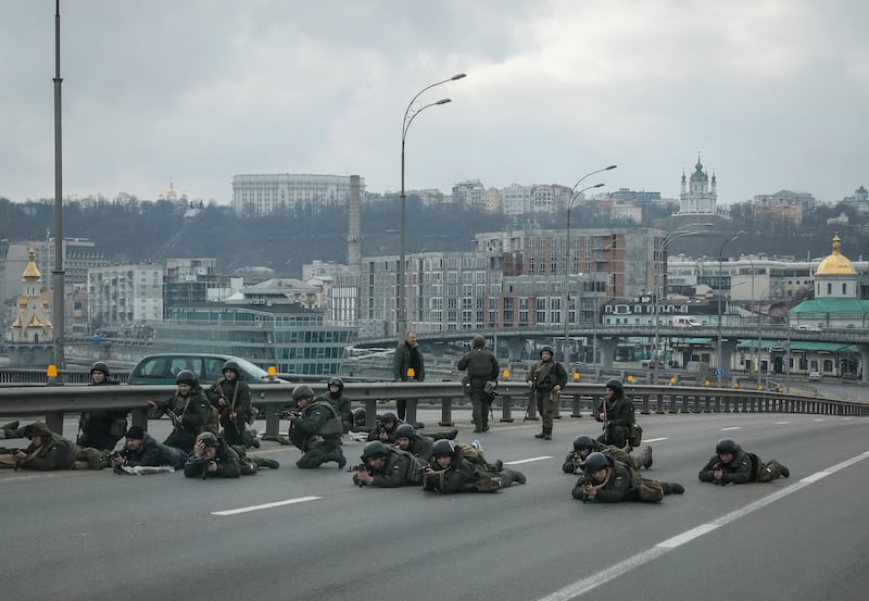 Ukrainian National Guard servicemen take their positions in central Kyiv on February 25. Reuters