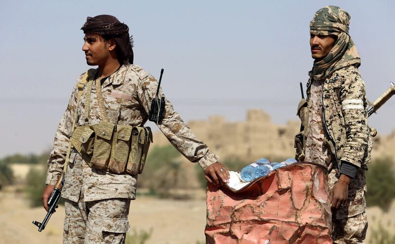 Yemeni tribesmen from the Popular Resistance Committees, loyal to the Saudi-backed Saudi president, stop cars at a makeshift security checkpoint along a desert road in the Beihan district in Shabwa province on December 18, 2017. / AFP PHOTO / ABDULLAH AL-QADRY