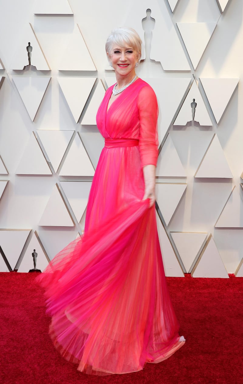 epa07394648 Helen Mirren arrives for the 91st annual Academy Awards ceremony at the Dolby Theatre in Hollywood, California, USA, 24 February 2019. Pink tulle dress by Schiaparelli Haute Couture. The Oscars are presented for outstanding individual or collective efforts in 24 categories in filmmaking.  EPA-EFE/ETIENNE LAURENT