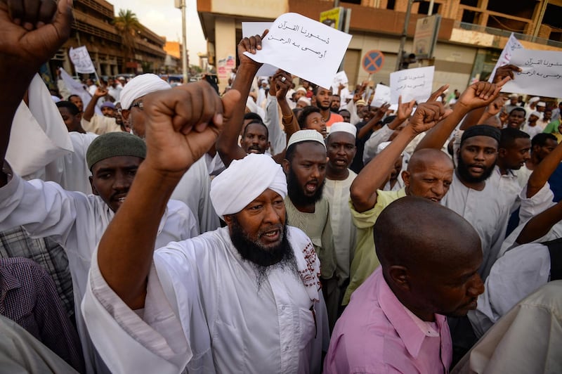 Supporters of Sudanese Islamist movements shout slogans as they rally in front of the Presidential Palace in downtown Khartoum on May 18, 2019.  Talks between Sudan's ruling military council and protesters are set to resume, army rulers announced, as Islamic movements rallied for the inclusion of sharia in the country's roadmap. / AFP / MOHAMED EL-SHAHED                   
