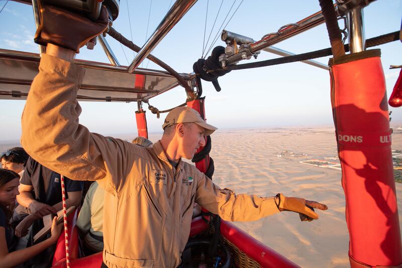 In Dubai he flies commercial passengers in the desert for an hour over the dunes towards Margam 